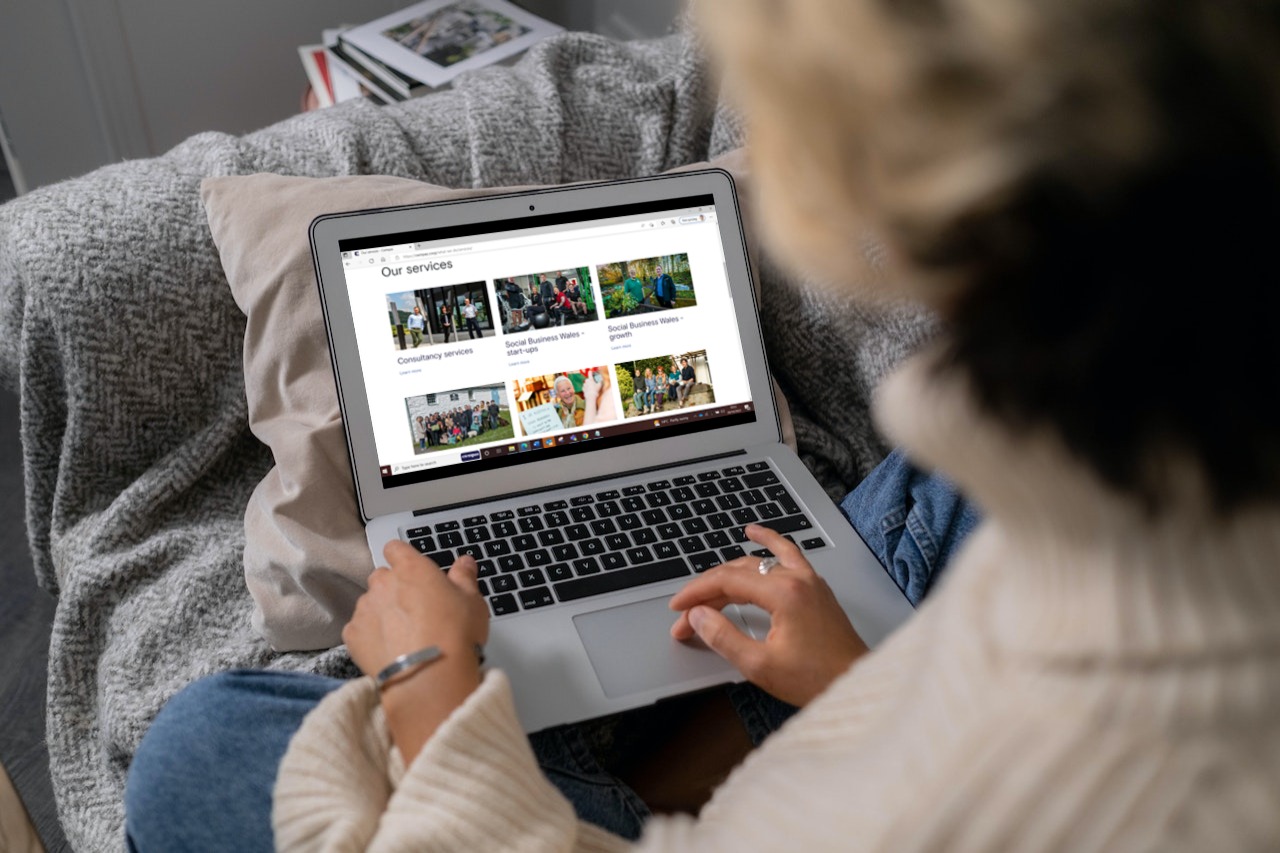 Woman looking at Cwmpas website on laptop